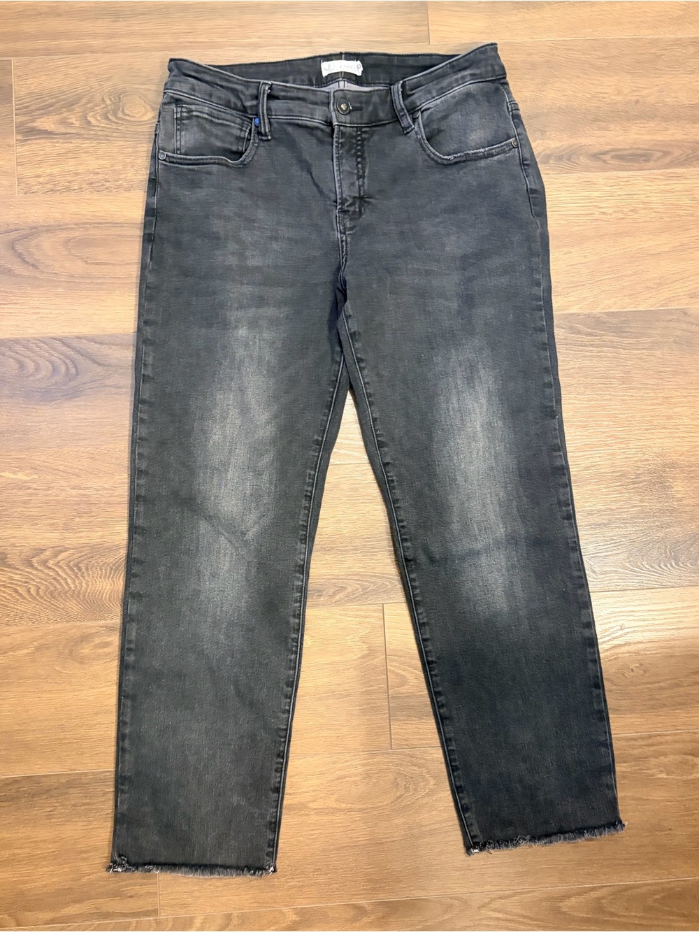 Carve Designs Carson jeans size 8 washed black, raw edge hem Adorable and comfy!